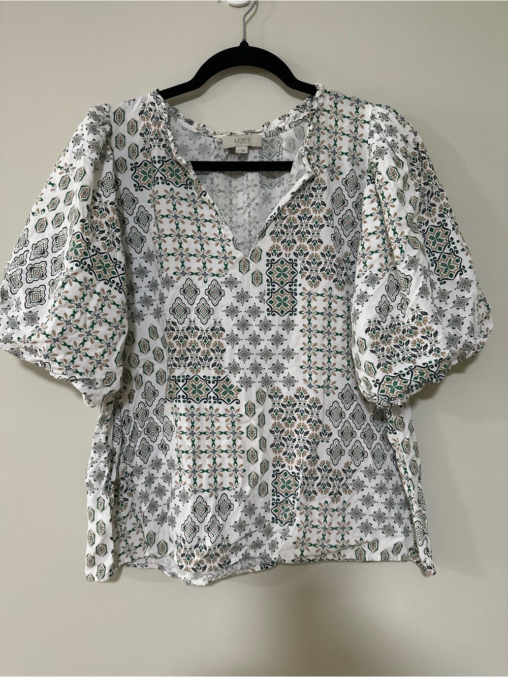 LOFT size L White Blouse with Green and Tan Geometric Print